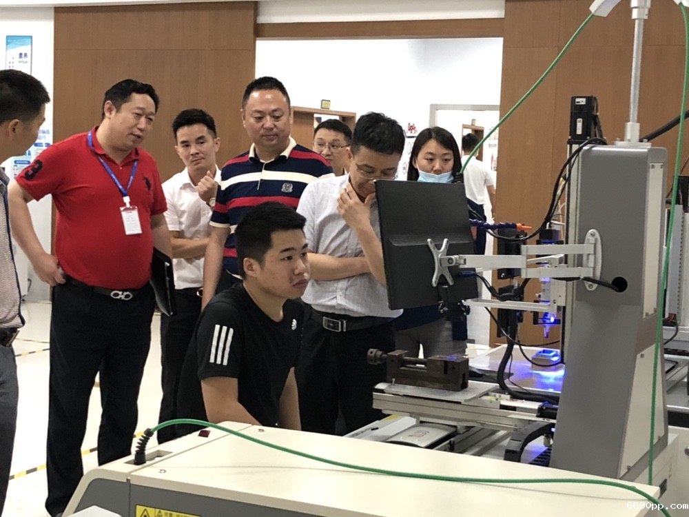 技术人员为参观人员展示激光焊锡设备