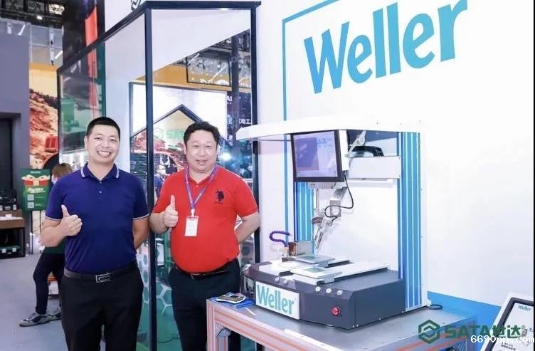 taptap版本pc邓总在展会合影